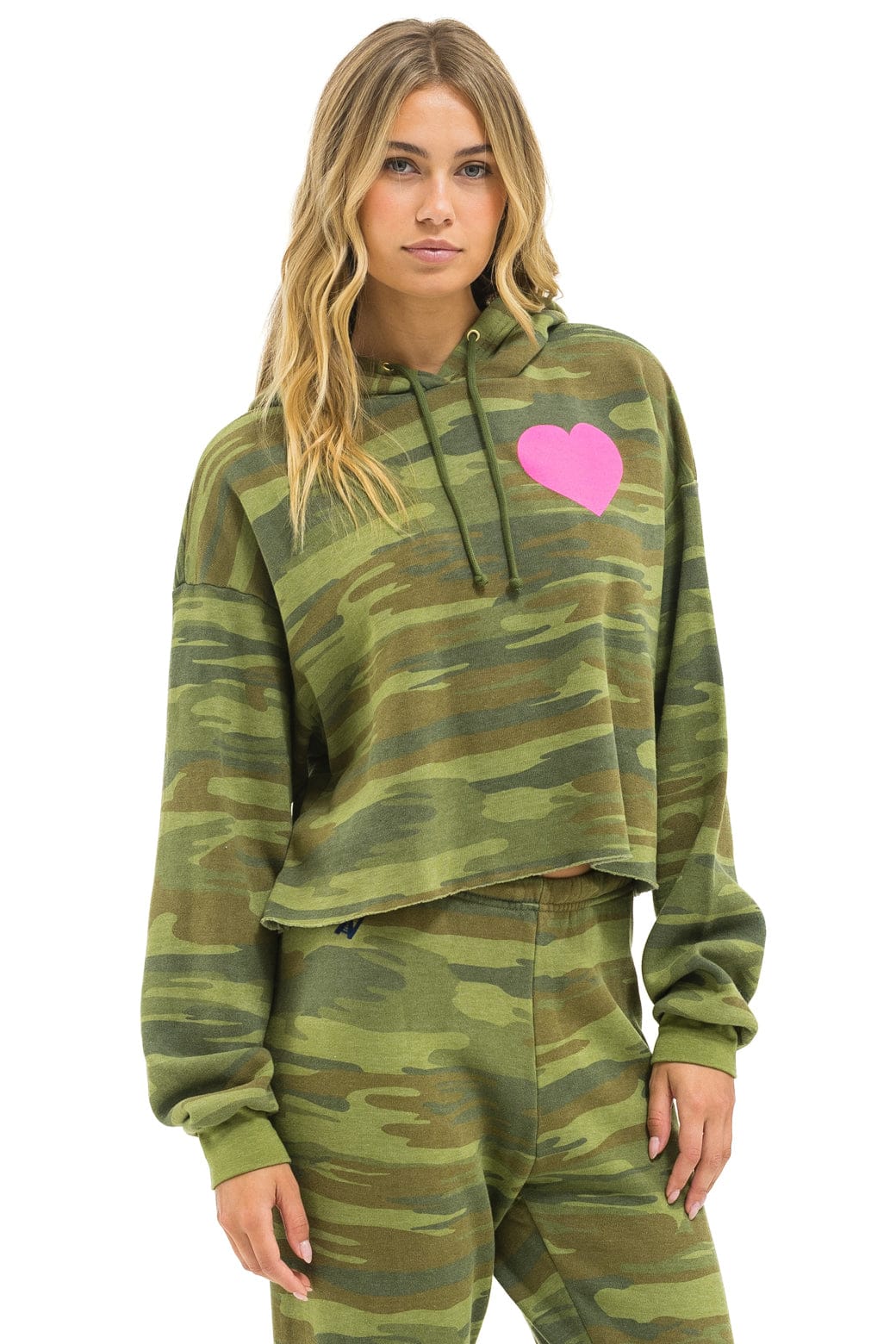 HEART RELAXED CROPPED PULLOVER HOODIE - CAMO // NEON PINK - Image 4