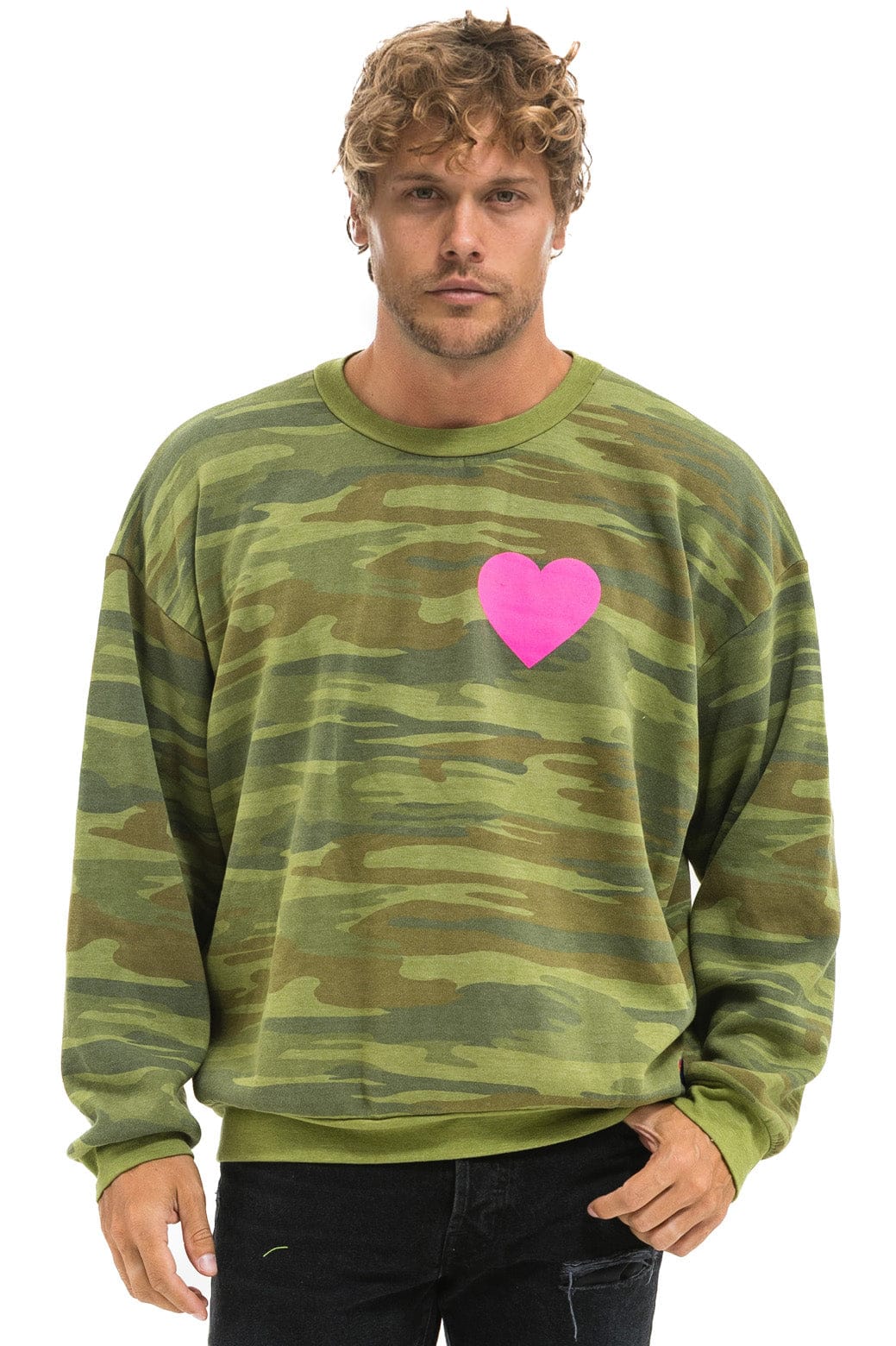 HEART PRINT RELAXED CREW SWEATSHIRT - CAMO // NEON PINK - Image 2